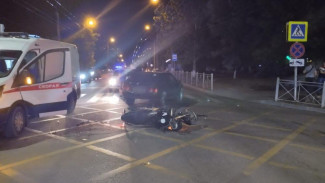 Мотоциклист попал в больницу после столкновения с легковым автомобилем в Симферополе