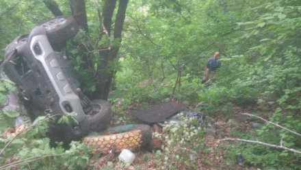 Автомобиль с людьми упал с обрыва в Симферопольском районе