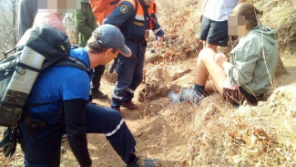 В крымских горах туристка поскользнулась на сыпучем грунте и повредила ногу 