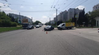 Электромобиль протаранил две машины в Севастополе