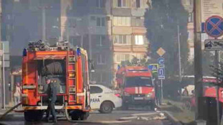Сотрудники МЧС в Симферополе ликвидировали пожар повышенного ранга сложности (видео)