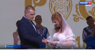 Молодожены из Крыма сыграли свадьбу на Дне Республики в Москве