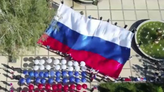 17-метровый флаг России развернули в Симферополе