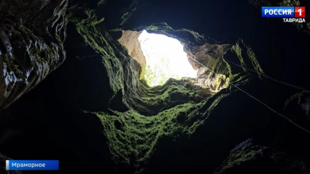 В Крыму организовали спуск в вертикальную пещеру для маломобильных людей