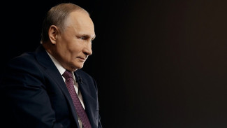 Путин призвал ускорить темп вакцинации от COVID-19