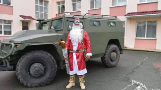 Дед Мороз специального назначения поздравил подшефных школьников в Симферополе 