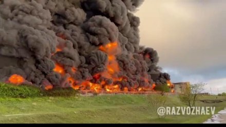 В Севастополе загорелся резервуар с топливом после попадания беспилотника