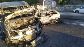 Два автомобиля сгорели из-за ДТП в Массандре
