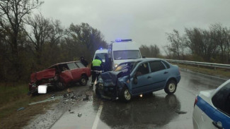 Два водителя и два пассажира погибли в лобовом ДТП на трассе в Крыму
