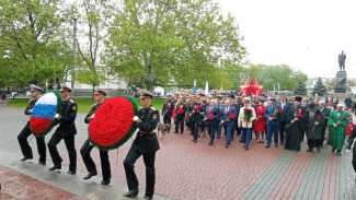 В Севастополе состоялась торжественная церемония возложения цветов к "Вечному огню"