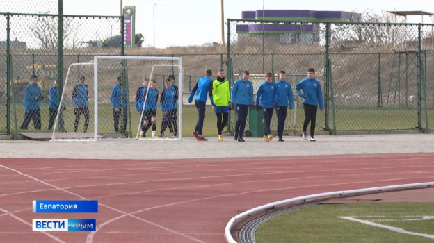 Футболисты из ДНР провели первую тренировку в Крыму