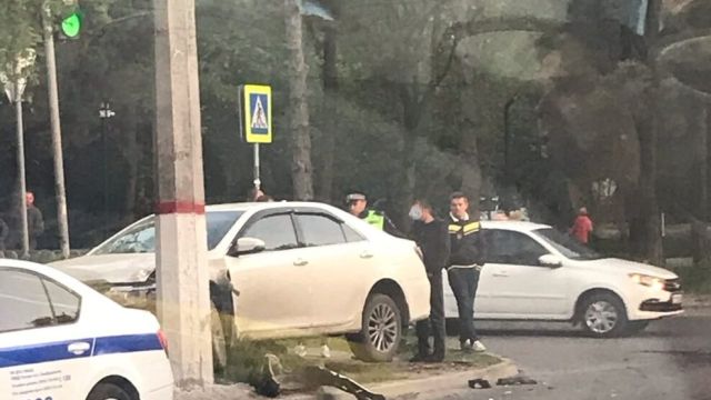 В Симферополе после ДТП иномарка врезалась в столб