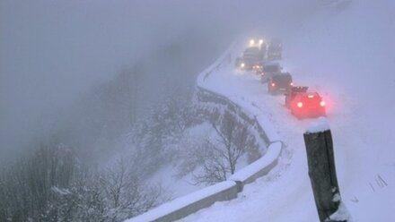 Дорога на Ай-Петри остается закрытой с двух сторон из-за снегопада 