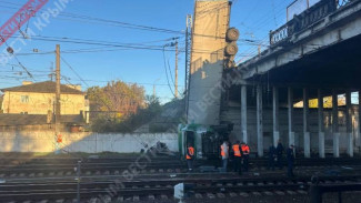 Упавшая фура не осложняет движение транспорта по ж/д путям в Симферополе