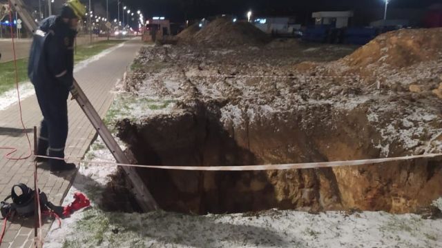 Евпаториец провалился в шестиметровую траншею