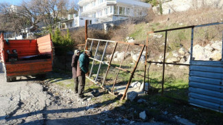 В Алупке снесли аварийный забор
