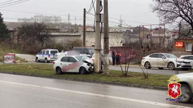 Иномарка протаранила столб в Севастополе, три человека пострадали