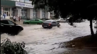 В Джанкое снова затопило улицу Ленина (ВИДЕО)