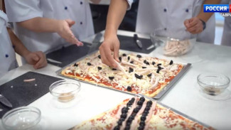  Итальянский шеф-повар приготовил в Крыму пиццу для бойцов СВО