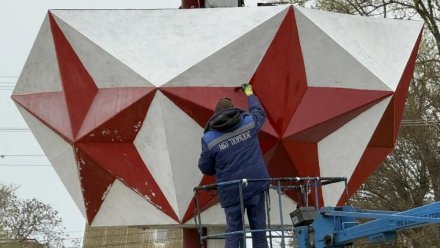 В Евпатории обновляют покрытие стелы на кольце по улице Эскадронной