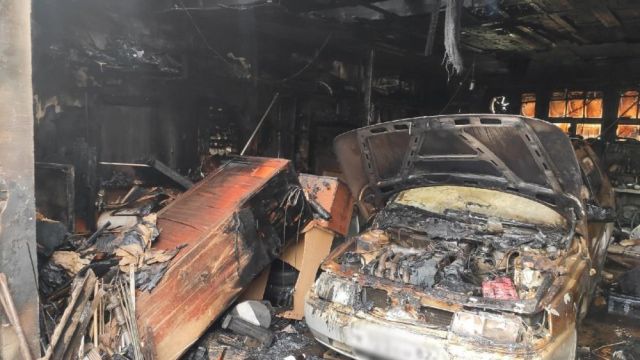 Гараж с машиной сгорел в Симферопольском районе