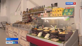 Чтобы поддержать иммунитет во время холодов, диетологи рекомендуют пить больше горячего чая с шиповником