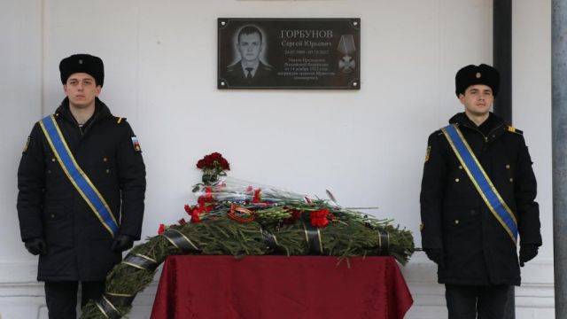 Память героя СВО увековечили в Феодосии