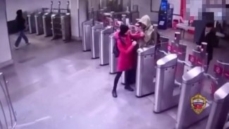 Крымчанин плеснул горячий кофе в лицо пассажирке в московском метро