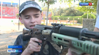 В Евпатории воспитанники оздоровительного центра «Фортуна» познакомились с работой пограничников