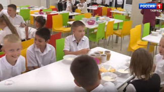 Все крымские школы подключат к проекту по оплате питания спецкартами