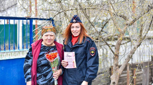 В Крыму и Севастополе поздравили жён и матерей погибших сотрудников МВД