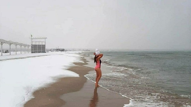 Девушки открыли купальный сезон в снежном море в Крыму