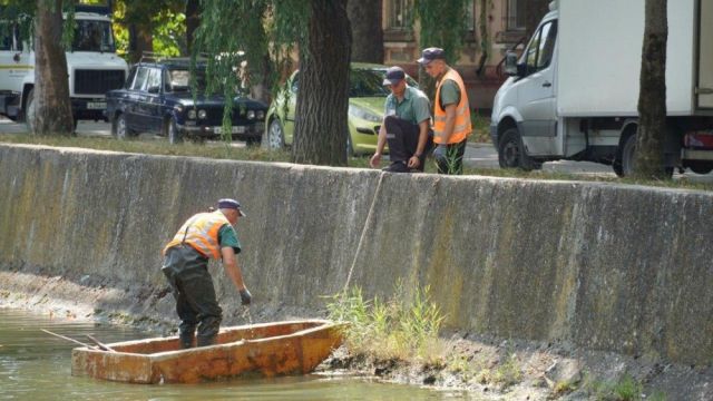 В Керчи чистят русло реки