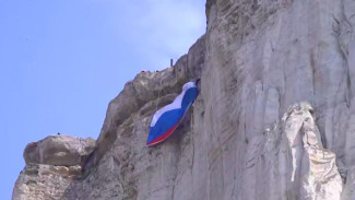 На вершине Белой скалы крымские спасатели водрузили флаг Российской Федерации 