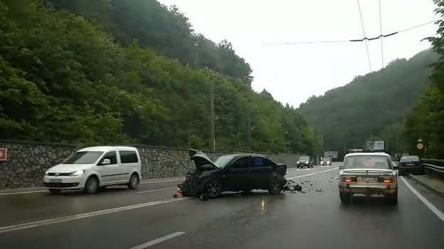 Массовая авария с участием пяти автомобилей произошла в Крыму