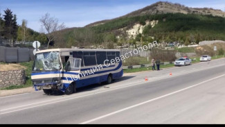 В Севастополе автобус врезался в два легковых автомобиля