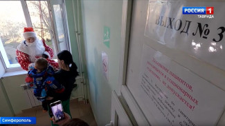 Новогодний десант Дедов Морозов высадился на крыше больницы в Симферополе