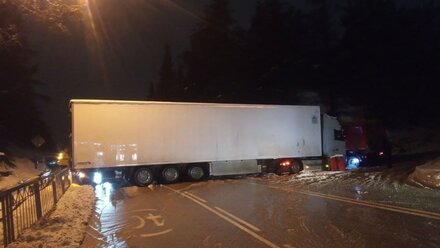 В Ялте фура заблокировала проезд на Южнобережном шоссе