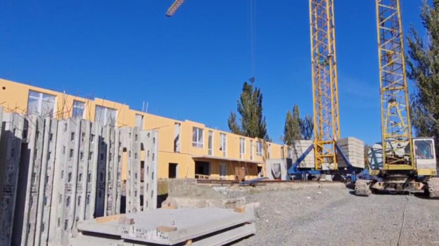 Строители из Крыма возводят новые дома в Мариуполе