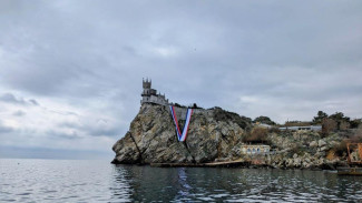 Крымскую весну встретили флешмобом на Ласточкином гнезде
