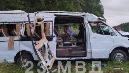 Автобус «Симферополь-Латвия» врезался в столб на трассе в Краснодарском крае