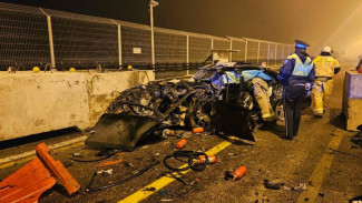 На Крымском мосту легковушка влетела в ограждение и опрокинулась: Погибли два человека