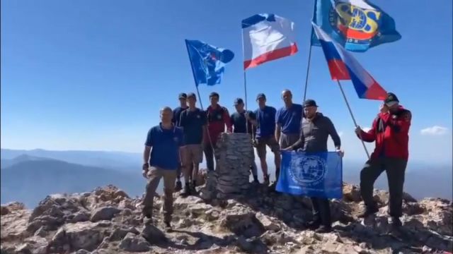 Спасатели водрузили флаг Крыма на высоте более 1,5 километров (ВИДЕО)