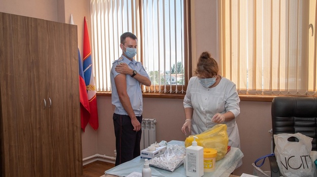 Севастопольские полицейские привились от коронавируса 