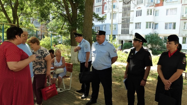 Сотрудники МВД и спикер горсовета нанесли визит жителям Керчи