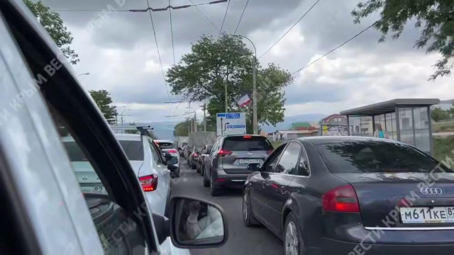 На дороге из Симферополя в Алушту пробка в районе Перевального