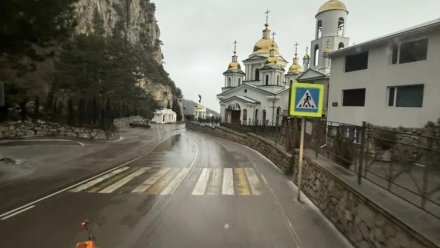 В Крыму продолжают обрабатывать дороги против гололедицы