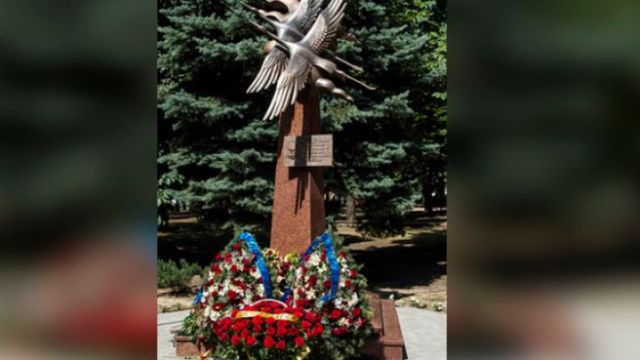 В Луганске открыли памятник погибшим журналистам