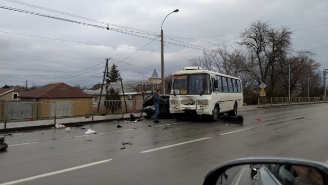 Автобус «поцеловал» легковушку на перекрёстке в Симферополе
