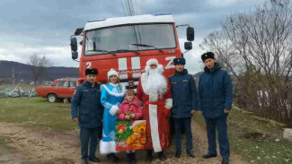 Пожарный мишка для больного ребенка: сотрудники МЧС продолжают добрые дела перед Новым годом